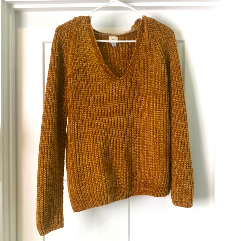 LIKE NEW Women’s medium sweater